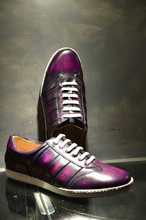 Paulus Bolten sneaker-shoes, magenta red and black patina 2 Paulus Bolten, Patine Paulus Bolten, Art shoes by Paulus Bolten, Sneaker-shoes Paulus Bolten