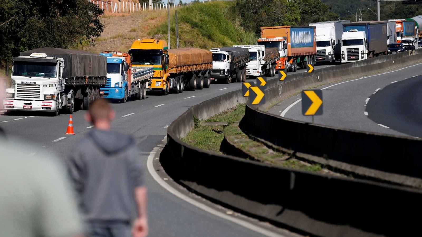 Contra decisão do STF, caminhoneiros interditam rodovias pelo Brasil
