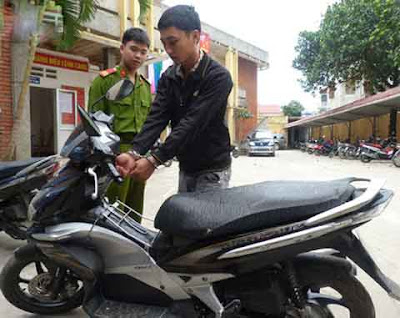 cách mở khóa cổ xe máy đối tượng trộm cắp mở khóa cổ xe máy bị bắt