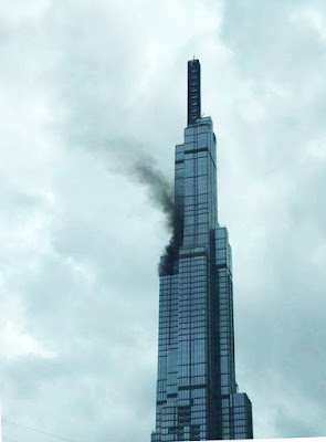 Khói bốc lên trên đỉnh tháp landmark 81 chụp cận cảnh khói đen bốc lên từ đỉnh landmark 81
