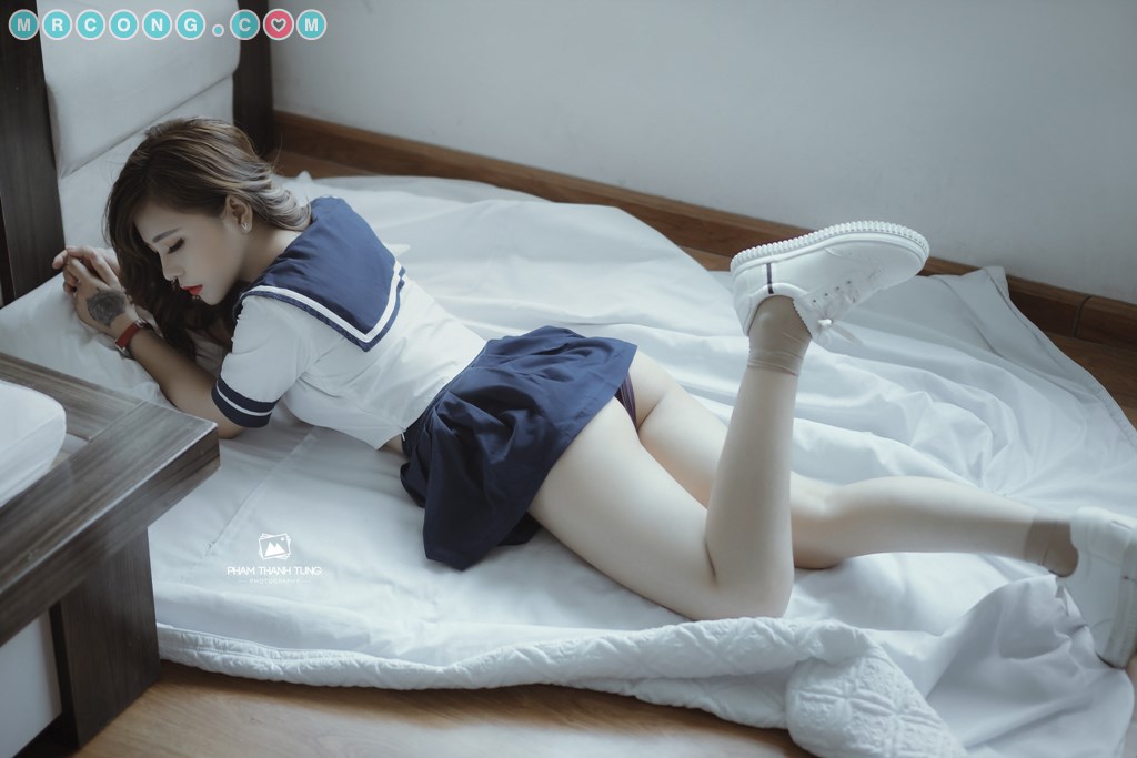 Stunned with the charm of the schoolgirl showing off her breasts in the bedroom (13 pictures)