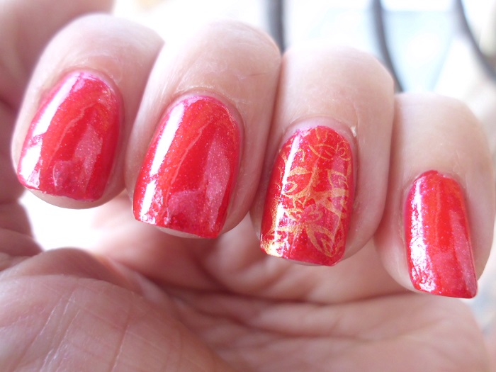 Manicura Roja y Dorada Estampada