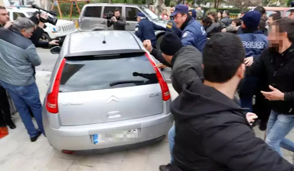 Φονικό στο Λασίθι: Αντιμέτωπος με την οργή των συγγενών ο κατηγορούμενος - «Φονιά θα σε περιμένουμε» (βίντεο) Φονικό στο Λασίθι: Αντιμέτωπος με την οργή των συγγενών ο κατηγορούμενος - «Φονιά θα σε περιμένουμε» (βίντεο)