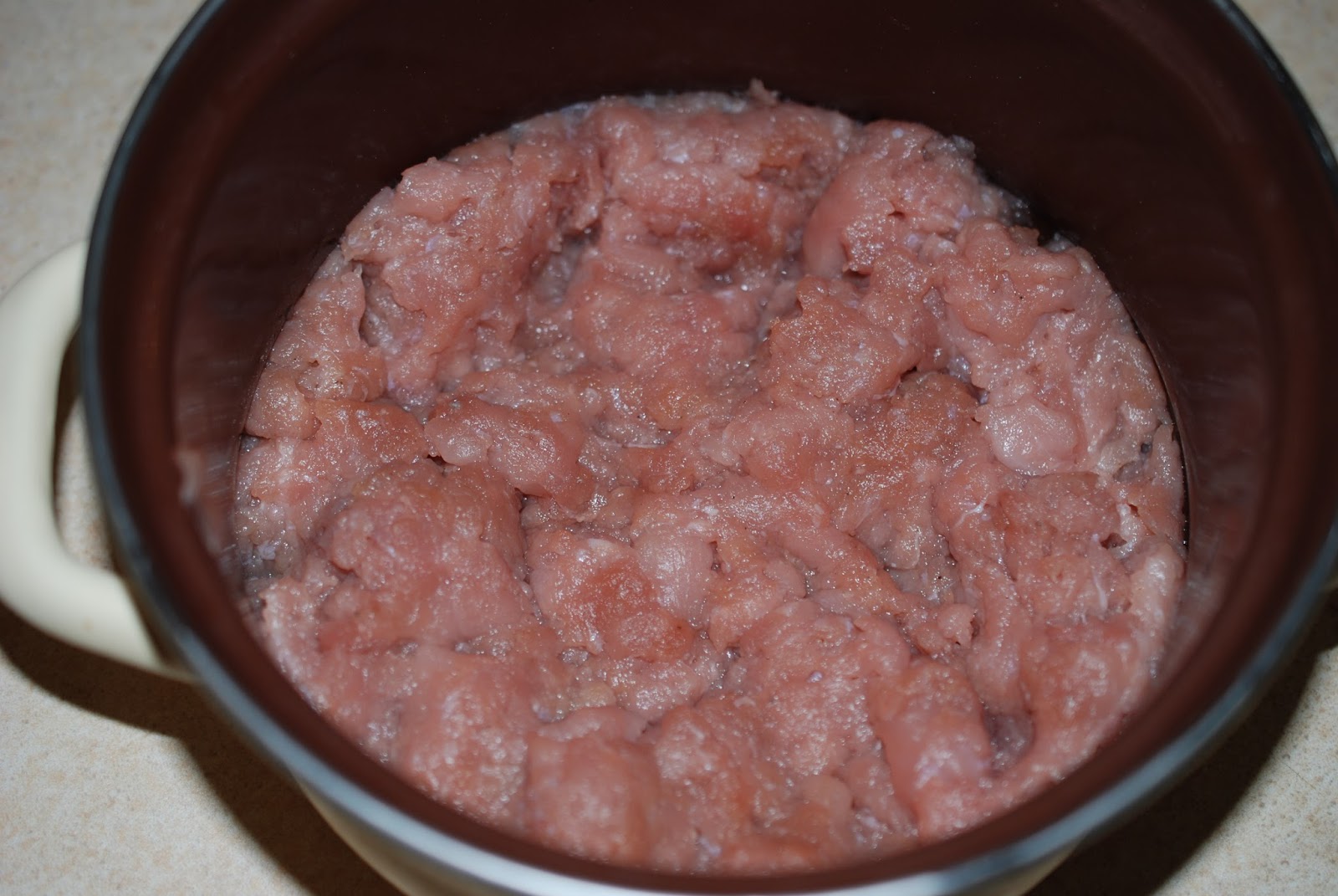 Стакан кефира и фарш. Добавить уксус в фарш. Фарш с луком. Измельчить сало ножом. Добавить уксус в фарш.