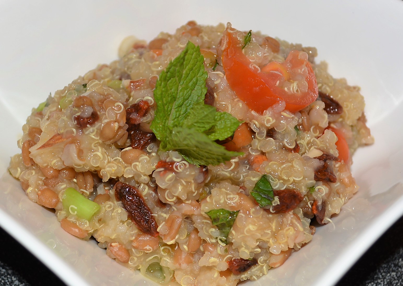 Der Powersalat: Quinoa Dinkel Salat mit Mandeln und Minze (vegan)