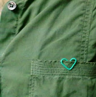 klip simbol cinta di saku baju cowok juga cocok
