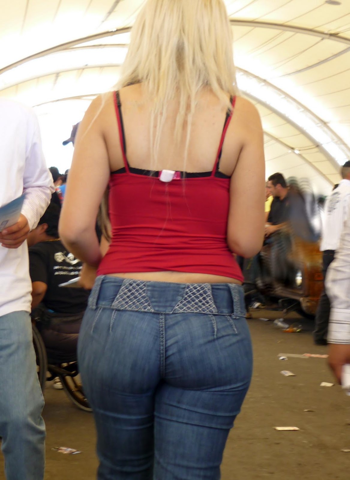 Miercoles....llegando a la mitad de la semana con mas edecanes en jeans. 