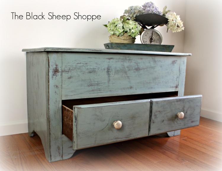The blanket chest offers plenty of storage. Painted in a rustic finish with Duck Egg blue. The blanket chest offers plenty of storage. Painted in a rustic finish with Duck Egg blue.
