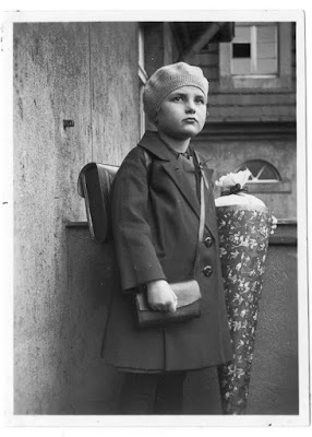 Kind mit Tornister, Brotbeutel und Zuckertüte aus den 1920er Jahren
