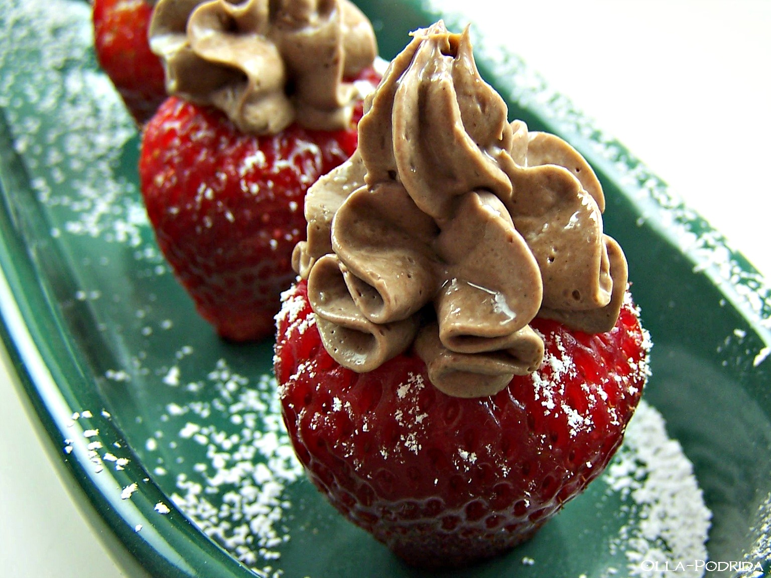 OllaPodrida Chocolate Cheesecakefilled Strawberries