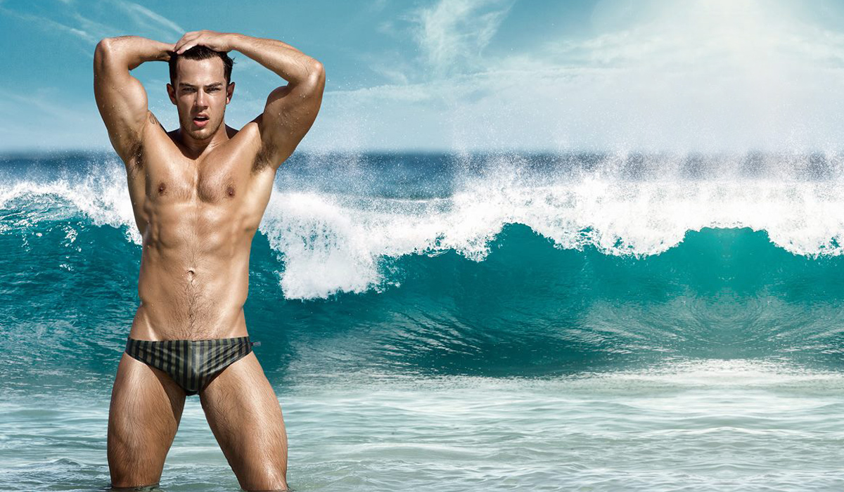 Море плавок. AUSSIEBUM Swimwear. Мужчина на пляже. Красивые мужчины на пляже. Мужчина на море.