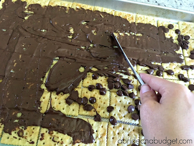Looking for the perfect bridal shower treat? Or maybe a great summer potluck recipe. This Chocolate Cracker Bark is PERFECT. Get the recipe from www.abrideonabudget.com. #bridalshower #potluckrecipe #bbqrecipe #dessert #weddingdessert