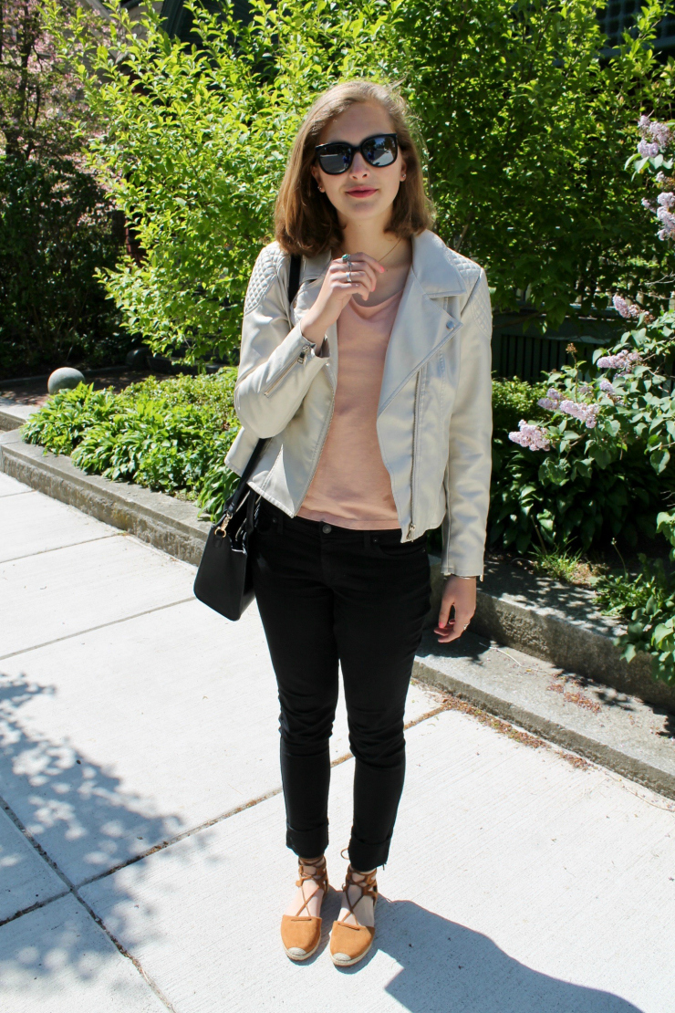 Spring look: black jeans, nude leather jacket and lace up shoes #fashion