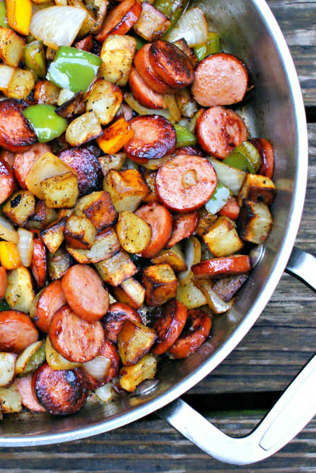 Kielbasa, Pepper, Onion and Potato Hash | The Two Bite Club Kielbasa, Pepper, Onion and Potato Hash is an easy to make, healthy and delicious meal that comes together in just 15 minutes, featuring tons of fresh veggies and lean turkey kielbasa. #easydinner #kielbasa
