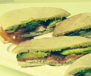 Pan de pita con aguacate y compañía