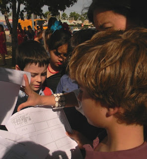 El Grupo consultando el Story Board Telekids en la Feria de Sevilla