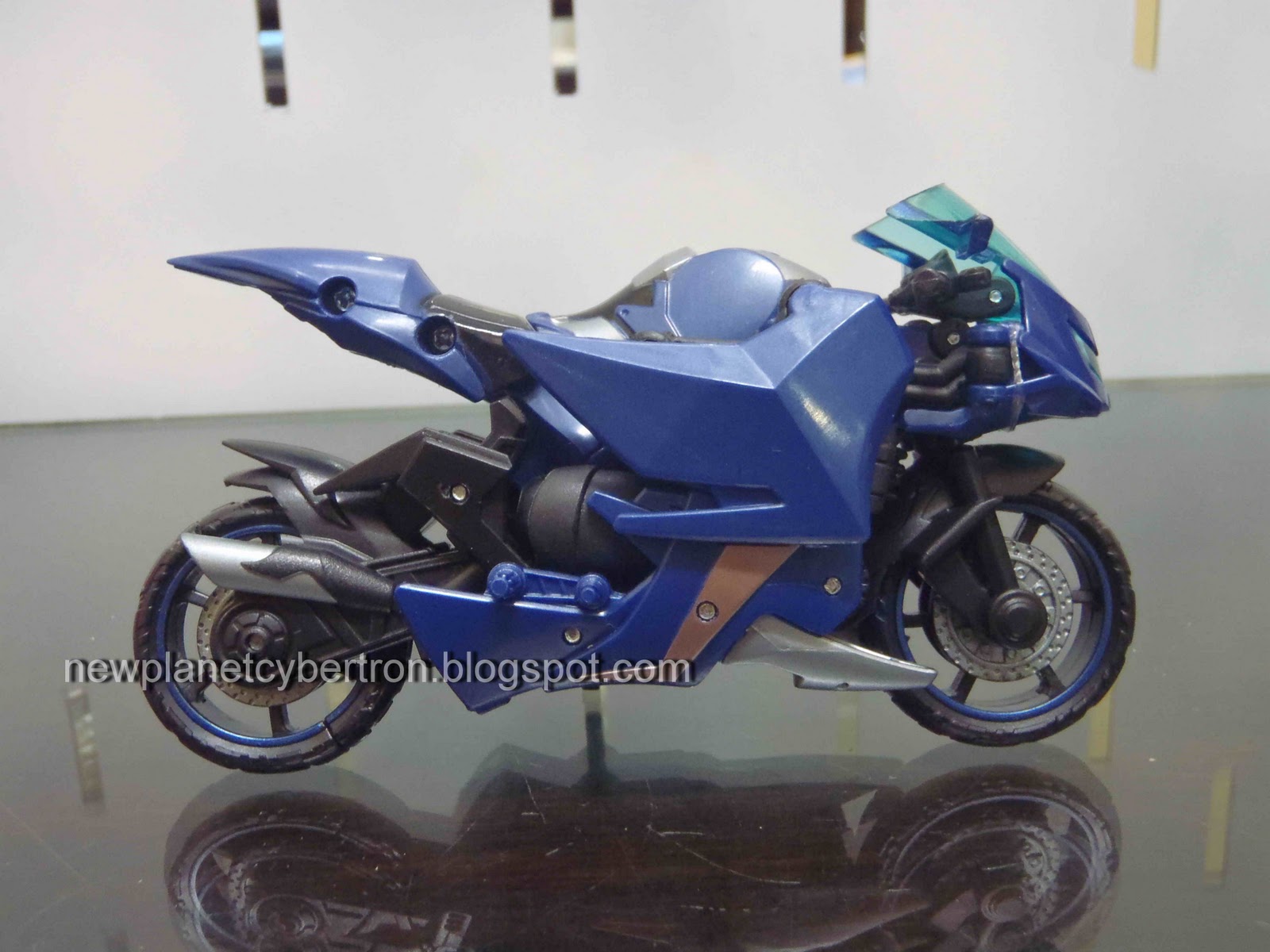 New Cybertron Transformers Review Arcee (Prime Deluxe)