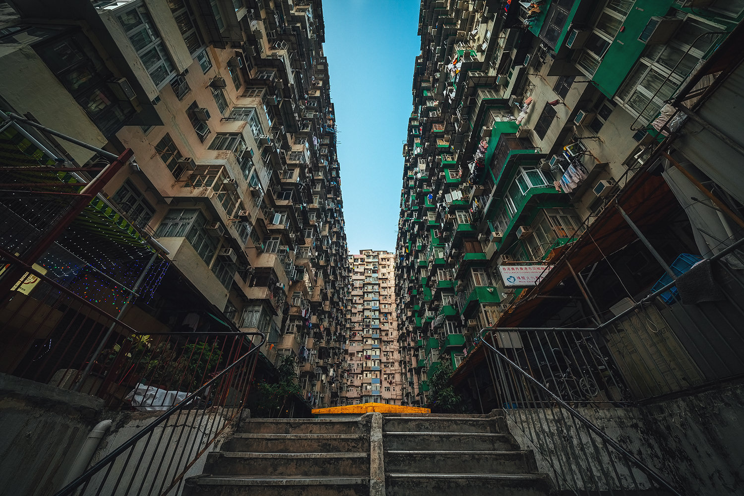 Улица снизу. Гонг Конг небоскребы. Гонконг высотки. Гонконг Quarry Bay. Небоскреб Гонконга скайскрепер.