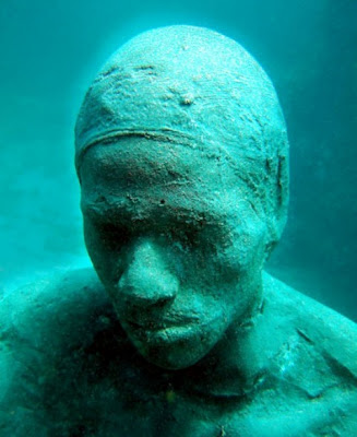 Impresionante escultura bajo el agua Impresionante escultura en el oceano
