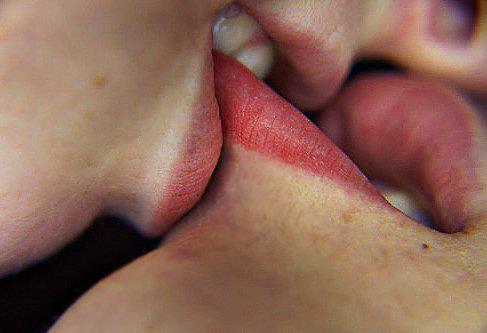 Hard kiss wallpaper