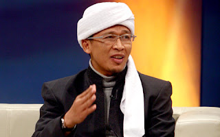 Biografi Aa Gym (Abdullah Gymnastiar) Pada Mulanya ‘Bengkel Akhlak’ Kontrakkan mungil dua kamar milik Pak Sobarna yang disewa Aa Gym dan istri (Teh Ninih Muthmainnah) di bilangan Geger Kalong Bandung itu kian didatangi para mahasiswa, terutama dari Institut Keguruan dan Ilmu Pendidikan/IKIP (Kini Universitas Pendidikan Indonesia/UPI). Mereka menyebutnya ‘Bengkel Akhlak’, lantaran materi kajiannya yang relatif ringan, namun menyejukkan jiwa. Kamar depan digunakan untuk mushala kecil, tempat Aa berbagi ilmu kepada para mahasiswa dan masyarakat sekitar. Satu kamar lagi, ia tempati bersama sang istri, yang baru saja dinikahi beberapa waktu sebelumnya. Sambil usaha kecil-kecilan, alumnus Akademi Teknik Jenderal Ahmad Yani (AKA, Sekarang Unjani) ini terus berdakwa