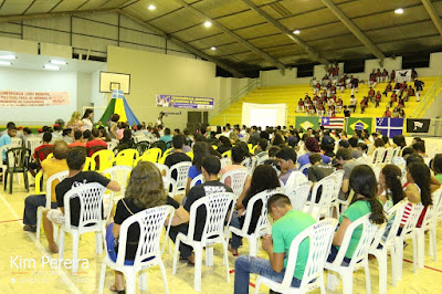 Centenas de jovens participam da abertura da I Conferência Municipal da Juventude, em Chapadinha.