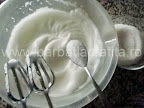 Tort Dobos (reteta de foi si crema) preparare blat - punem zahar in albusurile batute