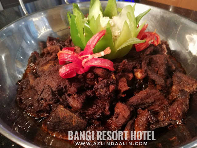 BUFFET CAHAYA RAMADAN 2019 BUKA PUASA DI BANGI RESORT HOTEL - Bila tibanya bulan puasa Ramadan, majlis buka puasa secara buffet memang tak asing lagi di negara kita ini. Jadi ! Entri hari ini, mummy Nak kongsikan pada korang BUFFET CAHAYA RAMADAN 2019 BUKA PUASA DI BANGI RESORT HOTEL. BUFFET CAHAYA RAMADAN 2019 BUKA PUASA DI BANGI RESORT HOTEL Mungkin ada yang tercari-cari tempat makan untuk majlis berbuka di sekitar Bangi dan Putrajaya samada berbuka puasa dengan keluarga, kawan sepejabat, sanak saudara atau rakan-rakan. Nak nampak best berbuka puasa secara esklusif ni, memang mummy highly recommended BUFFET CAHAYA RAMADAN 2019 BUKA PUASA DI BANGI RESORT HOTEL BUFFET CAHAYA RAMADAN 2019 BUKA PUASA DI BANGI RESORT HOTEL akan berada di Restoran Funtasia tingkat 1 di Bangi Resort Hotel. Ada yang tanya mummy, hotel baru ke tu?? Tak pernah dengar nama BANGI RESORT HOTEL tu pun. Oh ya ! Kalau korang nak tahu... hotel ni, dulu kala pernah menggunakan nama HOTEL EQUATORIAL BANGI dan juga HOTEL BANGI-PUTRAJAYA. Jangan tanya mummy lelebih kenapa mereka tukar nama ye ! LEBIH 200 SELEKSI PILIHAN MENU BUFFET CAHAYA RAMADAN 2019 BUKA PUASA DI BANGI RESORT HOTEL Kalau korang nak tahu, sebenarnya berbaloi ke BUFFET CAHAYA RAMADAN 2019 BUKA PUASA DI BANGI RESORT HOTEL. Sebab mereka menghidangkan lebih 200 seleksi pilihan menu untuk BUFFET CAHAYA RAMADAN 2019 BUKA PUASA DI BANGI RESORT HOTEL. Banyak,kan ! Jadi bagi sesiapa yang picky eater. Mummy yakin, dalam banyak-banyak menu di sini pasti ada pilihan yang sesuai ! BUFFET CAHAYA RAMADAN 2019 BUKA PUASA DI BANGI RESORT mengetengahkan menu masakan kampung serta antarabangsa. Terdapat bermacam-macam pilihan makanan dari chef-chef yang hebat dari pembuka selera, mee, nasi, pelbagai lauk sehingga ke pemanis mulut Pilihan minuman yang beraneka jenis dari minuman panas hinggalah ke minuman sejuk Pelbagai sambal : sambal hitam, sambal belacan, sambal tempoyak, sambal mangga, sambal kicap dan lain-lain Tak lupa juga, kid's corner yang di tunggu-tunggu oleh anak-anak kami ! Nasi Kerabu dan Ayam berempah Satay ayam dan daging Japanese Stall juga ada di sini ! Buffet Ramadan di sini memang KAMBING BAKAR ini WAJIB ! Tarikan istimewa tahun ini, ada kehadiran robot bernama "Robbie" yang boleh menyediakan aiskrim dan minuman berasaskan kopi. Nak tahu macam mana? Haaa..bab ni, kena datang sendiri pada bulan Ramadhan nanti. Semua menu BUFFET CAHAYA RAMADAN 2019 BUKA PUASA DI BANGI RESORT HOTEL memang banyak dan boleh memuaskan hati pengunjung. Jangan ragu-ragu bab HALAL. Dapur Funtasia, harmoni, pastry dan banquet semuanya HALAL serta disahkan oleh JAKIM ANAK-ANAK LEPAK SANTAI DI KOLAM IKAN BANGI RESORT HOTEL Sementara nak tunggu waktu buka puasa, anak-anak boleh beriadah di luar BANGI RESORT HOTEL untuk memberi ikan makan di kolam ikan atau ambil angin di kawasan kolam renang. Anak-anak kecil pastinya suka aktiviti sebegini, dan taklah mereka bosan menunggu waktu buffet buka puasa atau waktu makan malam yang panjang. Makanan ikan boleh di dapati dan di beli di lobi hotel. Jangan masukkan sebarangan makanan tau ! Ikan di sini lain. Mereka ada allergy tersendiri. HARGA BUFFET CAHAYA RAMADAN 2019 BUKA PUASA DI BANGI RESORT HOTEL Berapa HARGA BUFFET CAHAYA RAMADAN 2019 BUKA PUASA DI BANGI RESORT HOTEL ? Harga BUFFET CAHAYA RAMADAN 2019 BUKA PUASA DI BANGI RESORT HOTEL adalah serti di bawah :- Beli dari tarikh 15 MAC - 15 APRIL 2019 : RM75++ (dewasa) dan RM37. 50++ (kanak-kanak) PRA BAYAR (24 JAM SEBELUM) : RM90++ (dewasa) dan RM45++ (kanak-kanak) WALK IN DAN HARGA BIASA : RM120++ (dewasa) dan RM60 (kanak-kanak) Bagi setiap pelanggan dewasa yang membeli pakej BUFFET CAHAYA RAMADAN 2019 BUKA PUASA DI BANGI RESORT HOTEL. Setiap RM3.50 akan di salurkan ke tabung Islamic Relief Malaysia. Untuk tempahan, hubungi : Telefon : 03-82102222 Email : fb_reservations@hotelbangi-putrajaya.com Website : www.bangiresorthotel.com BUFFET CAHAYA RAMADAN 2019 BUKA PUASA DI BANGI RESORT HOTEL - Bila tibanya bulan puasa Ramadan, majlis buka puasa secara buffet memang tak asing lagi di negara kita ini. Jadi ! Entri hari ini, mummy Nak kongsikan pada korang BUFFET CAHAYA RAMADAN 2019 BUKA PUASA DI BANGI RESORT HOTEL. BUFFET CAHAYA RAMADAN 2019 BUKA PUASA DI BANGI RESORT HOTEL Mungkin ada yang tercari-cari tempat makan untuk majlis berbuka di sekitar Bangi dan Putrajaya samada berbuka puasa dengan keluarga, kawan sepejabat, sanak saudara atau rakan-rakan. Nak nampak best berbuka puasa secara esklusif ni, memang mummy highly recommended BUFFET CAHAYA RAMADAN 2019 BUKA PUASA DI BANGI RESORT HOTEL BUFFET CAHAYA RAMADAN 2019 BUKA PUASA DI BANGI RESORT HOTEL akan berada di Restoran Funtasia tingkat 1 di Bangi Resort Hotel. Ada yang tanya mummy, hotel baru ke tu?? Tak pernah dengar nama BANGI RESORT HOTEL tu pun. Oh ya ! Kalau korang nak tahu... hotel ni, dulu kala pernah menggunakan nama HOTEL EQUATORIAL BANGI dan juga HOTEL BANGI-PUTRAJAYA. Jangan tanya mummy lelebih kenapa mereka tukar nama ye ! LEBIH 200 SELEKSI PILIHAN MENU BUFFET CAHAYA RAMADAN 2019 BUKA PUASA DI BANGI RESORT HOTEL Kalau korang nak tahu, sebenarnya berbaloi ke BUFFET CAHAYA RAMADAN 2019 BUKA PUASA DI BANGI RESORT HOTEL. Sebab mereka menghidangkan lebih 200 seleksi pilihan menu untuk BUFFET CAHAYA RAMADAN 2019 BUKA PUASA DI BANGI RESORT HOTEL. Banyak,kan ! Jadi bagi sesiapa yang picky eater. Mummy yakin, dalam banyak-banyak menu di sini pasti ada pilihan yang sesuai ! BUFFET CAHAYA RAMADAN 2019 BUKA PUASA DI BANGI RESORT mengetengahkan menu masakan kampung serta antarabangsa. Terdapat bermacam-macam pilihan makanan dari chef-chef yang hebat dari pembuka selera, mee, nasi, pelbagai lauk sehingga ke pemanis mulut Pilihan minuman yang beraneka jenis dari minuman panas hinggalah ke minuman sejuk Pelbagai sambal : sambal hitam, sambal belacan, sambal tempoyak, sambal mangga, sambal kicap dan lain-lain Tak lupa juga, kid's corner yang di tunggu-tunggu oleh anak-anak kami ! Nasi Kerabu dan Ayam berempah Satay ayam dan daging Japanese Stall juga ada di sini ! Buffet Ramadan di sini memang KAMBING BAKAR ini WAJIB ! Tarikan istimewa tahun ini, ada kehadiran robot bernama "Robbie" yang boleh menyediakan aiskrim dan minuman berasaskan kopi. Nak tahu macam mana? Haaa..bab ni, kena datang sendiri pada bulan Ramadhan nanti. Semua menu BUFFET CAHAYA RAMADAN 2019 BUKA PUASA DI BANGI RESORT HOTEL memang banyak dan boleh memuaskan hati pengunjung. Jangan ragu-ragu bab HALAL. Dapur Funtasia, harmoni, pastry dan banquet semuanya HALAL serta disahkan oleh JAKIM ANAK-ANAK LEPAK SANTAI DI KOLAM IKAN BANGI RESORT HOTEL Sementara nak tunggu waktu buka puasa, anak-anak boleh beriadah di luar BANGI RESORT HOTEL untuk memberi ikan makan di kolam ikan atau ambil angin di kawasan kolam renang. Anak-anak kecil pastinya suka aktiviti sebegini, dan taklah mereka bosan menunggu waktu buffet buka puasa atau waktu makan malam yang panjang. Makanan ikan boleh di dapati dan di beli di lobi hotel. Jangan masukkan sebarangan makanan tau ! Ikan di sini lain. Mereka ada allergy tersendiri. HARGA BUFFET CAHAYA RAMADAN 2019 BUKA PUASA DI BANGI RESORT HOTEL Berapa HARGA BUFFET CAHAYA RAMADAN 2019 BUKA PUASA DI BANGI RESORT HOTEL ? Harga BUFFET CAHAYA RAMADAN 2019 BUKA PUASA DI BANGI RESORT HOTEL adalah serti di bawah :- Beli dari tarikh 15 MAC - 15 APRIL 2019 : RM75++ (dewasa) dan RM37. 50++ (kanak-kanak) PRA BAYAR (24 JAM SEBELUM) : RM90++ (dewasa) dan RM45++ (kanak-kanak) WALK IN DAN HARGA BIASA : RM120++ (dewasa) dan RM60 (kanak-kanak) Bagi setiap pelanggan dewasa yang membeli pakej BUFFET CAHAYA RAMADAN 2019 BUKA PUASA DI BANGI RESORT HOTEL. Setiap RM3.50 akan di salurkan ke tabung Islamic Relief Malaysia. Untuk tempahan, hubungi : Telefon : 03-82102222 Email : fb_reservations@hotelbangi-putrajaya.com Website : www.bangiresorthotel.com