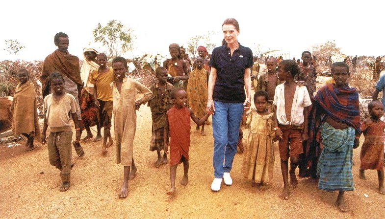 Audrey Hepburn (1929-1993) en Kenya con los refugiados somalíes en septiembre de 1992