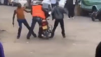 DRAMA as trigger happy police officers confront a boda-boda rider in Nairobi’s CBD and shoot in public (VIDEO) 1 - DRAMA as trigger happy police officers confront a boda-boda rider in Nairobi’s CBD and shoot in public (VIDEO)