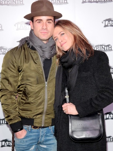 Justin Theroux y Jennifer Aniston Foto de Jennifer Aniston apoyada en Justin Theroux