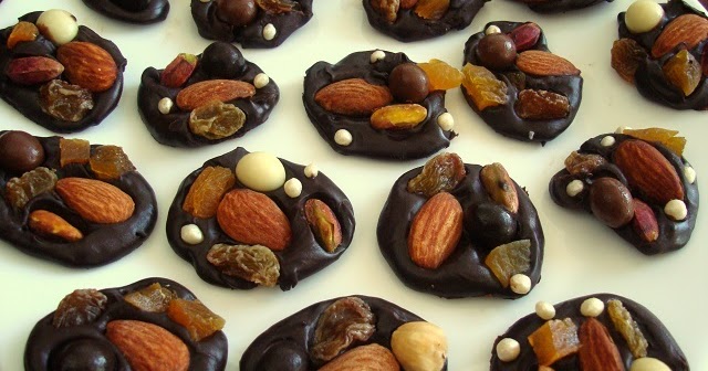 nergismevsimi KURUYEMİŞLİ ÇİKOLATA (ROCHES )