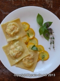 http://salzkorn.blogspot.fr/2012/09/ravioles-de-saumon-et-fromage-de-chevre.html