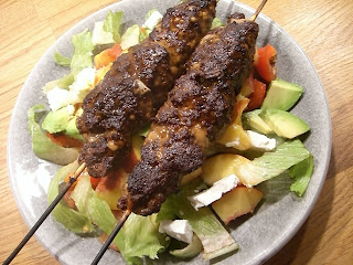 k%25C3%25B6ttf%25C3%25A4rsspett - Köttfärsspett med fruktig sallad
