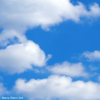 Entspannt durch den Mama-Alltag mit Mantras?! Blauer Himmel. Weiße Wölkchen
