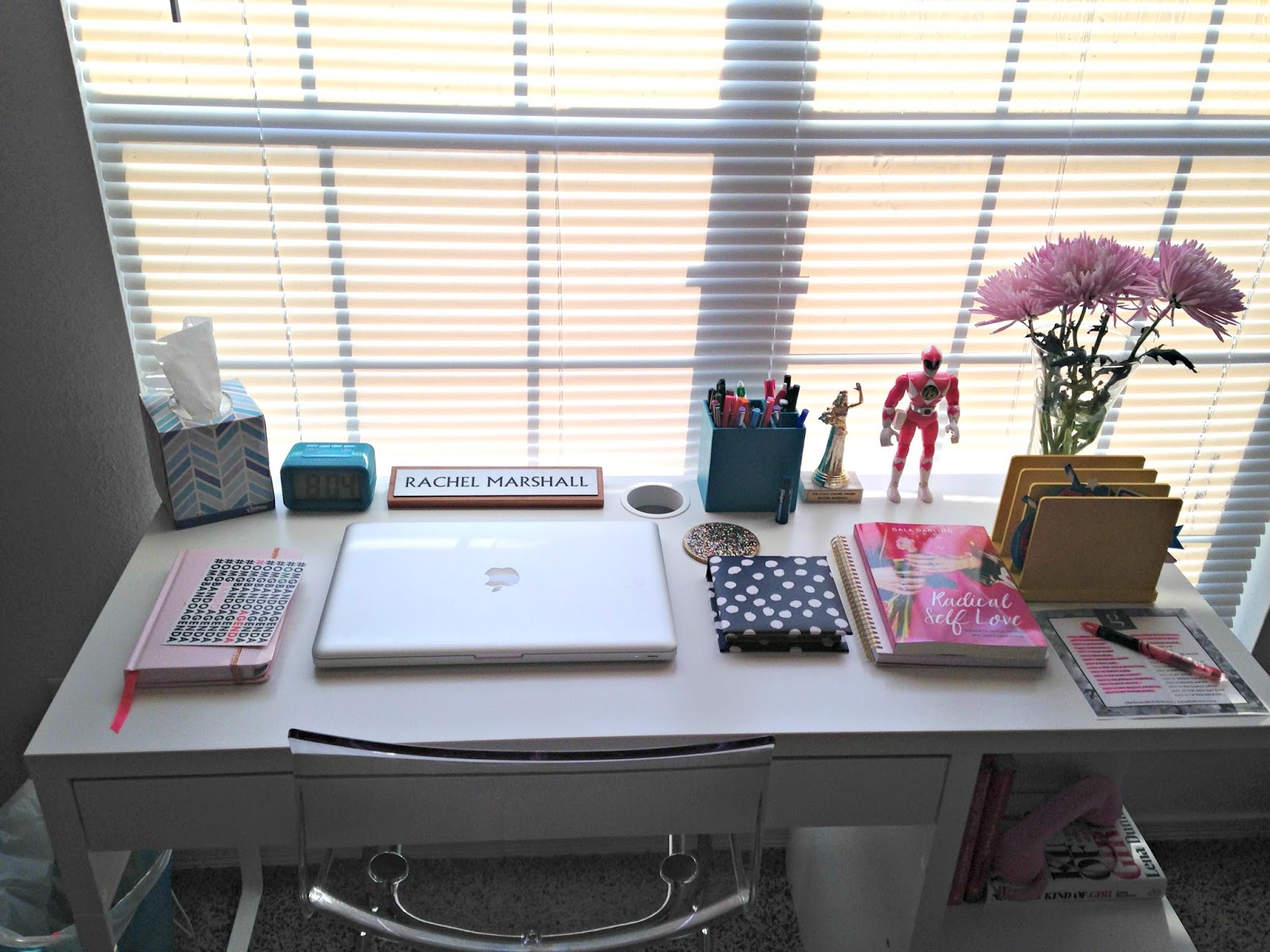 Glitter & The Girly Girl: Apartment Life: My Desk