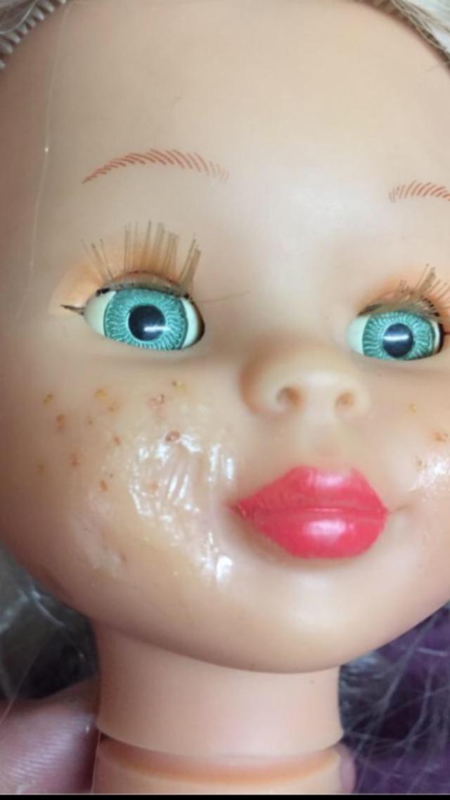 muñeca con cara aplastada