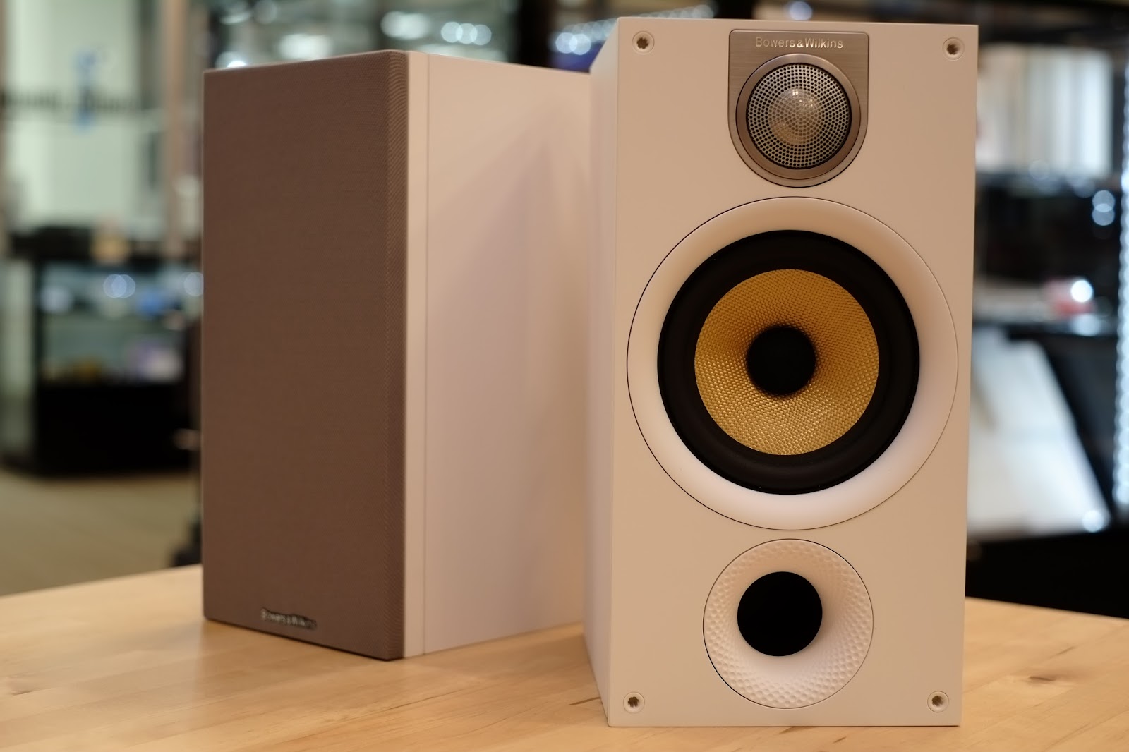 極美品　Bowers&Wilkins スピーカー 686S2　レッドチェリー Bowers & Wilkins スピーカー 686S2 レッドチェリー ペア