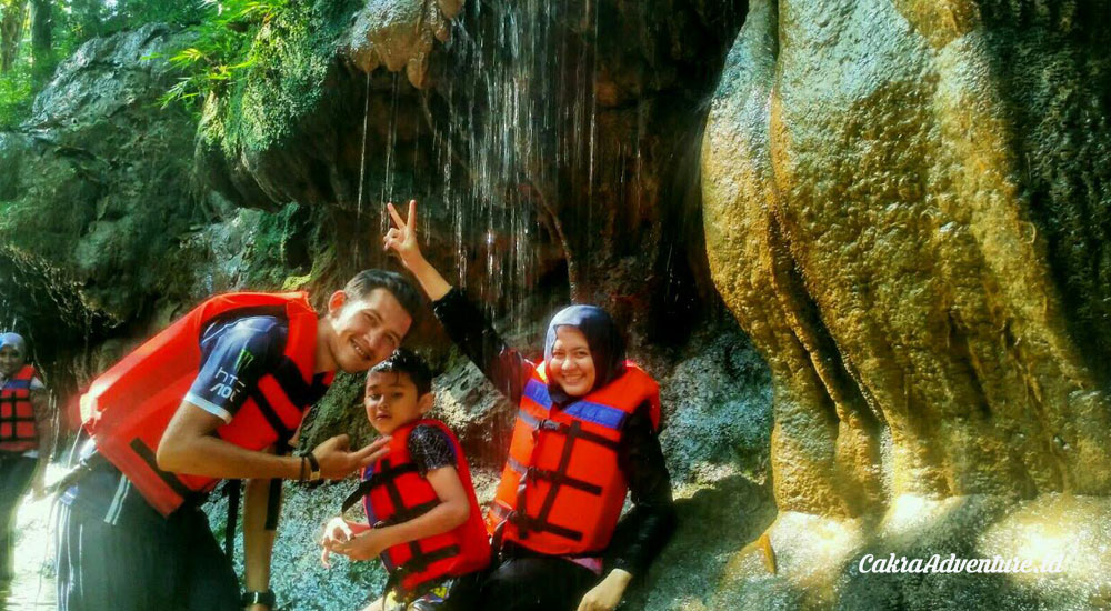 aktivitas body rafting batu lumpang garden wisata batu lumpang garden
