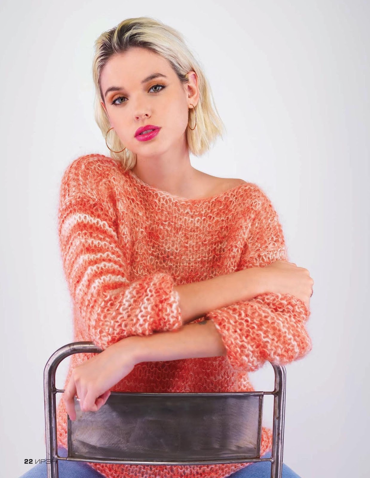 красно белое вязание. зимний маникюр. красное вязаное платье. спортивная шапка лухта. красно белое вязание.