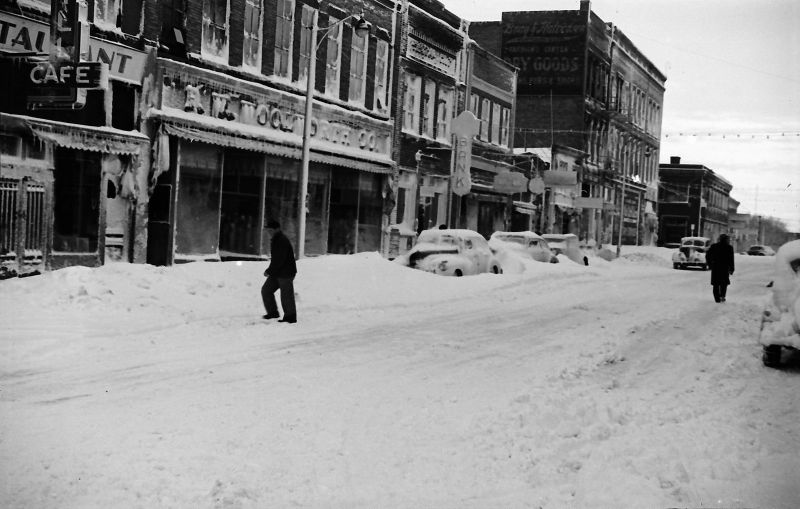 37 Incredible Photos That Show the Easter Blizzard of 1947 in Crookston, Minnesota Vintage