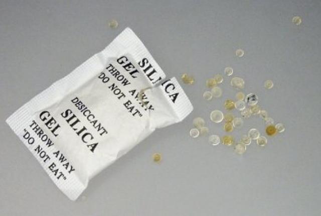 Granular silica gel is like glass bepori as well as built-way synthetic silica sodium is in fact has kegunaaan are dear when thrown away. Kegunaaan anything? 1. Dry the mobile phone When exposed to water, do not worry about it because you can make use of silica gel. The trick is to enter the mobile phone as well as silica gel into a plastic, then wait 24 hours and see the results. 2. Maintain still sparkling jewelery Jewellery usually polished so that they sparkle, but now you do not need to do it again it will still sparkling jewels because when you put the silica gel into your jewelry box. 3. Expel aroma bag When buying a new bag and find silica gel in it, do not rush discarded it because this thing could remove the scent bag. Moreover, the 'aroma' bags are usually bother after a long time had not been washed can also be used to store shoes and clothes after exercise. 4. Maintain tools makeup tools makeup For much of mildew and the smell is not pleasant, you can menggunakan_dengan silica gel to address these factors. Passable store in a bag can also toolbox makeup You and see the results. 5. Capture a photo album photos will usually moldy and damaged if left in a humid room. To take care of, you can slip into a plastic silica gel to keep the image is still clean and free of mildew.