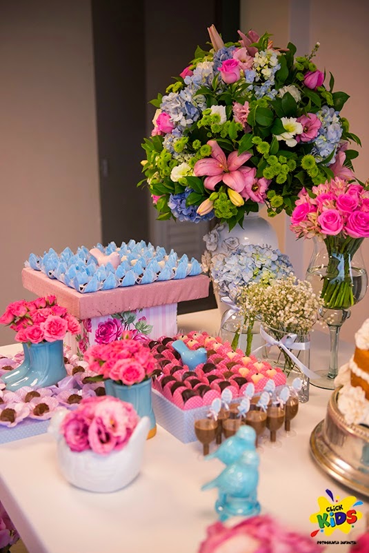 Candy bar de bautizo con flores - mesa de dulces9