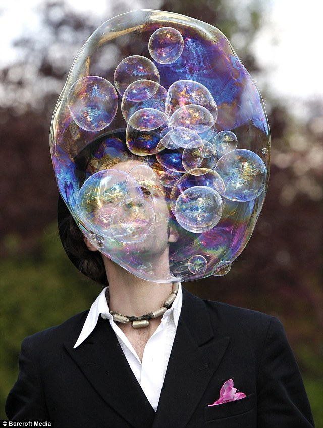 Пузырьки в голове. Сэм хит мыльные пузыри. Огромные мыльные пузыри. Самый большой мыльный пузырь. Самые большие мыльные пузыри.