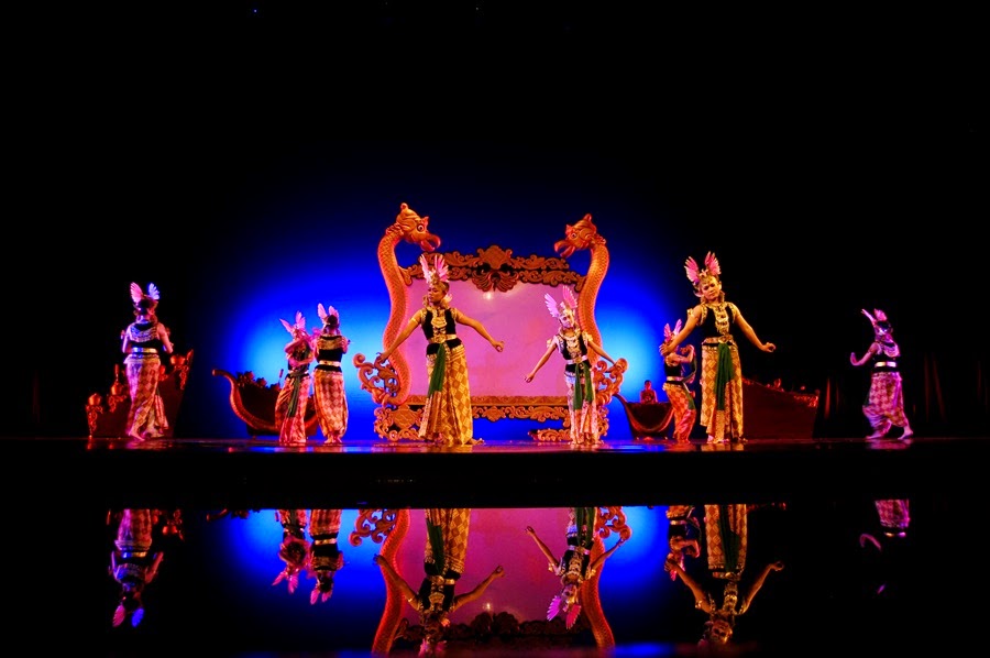 Спектакль бали. Шоу Девдан Бали. Театр Бали. Бали. Театр на закате. Шоу на Бали детям 6+.
