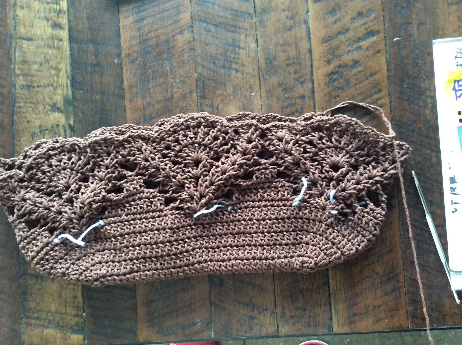 愛編むおばあちゃん パイナップル編みバッグ編み始め 木の持ち手 レース糸追加