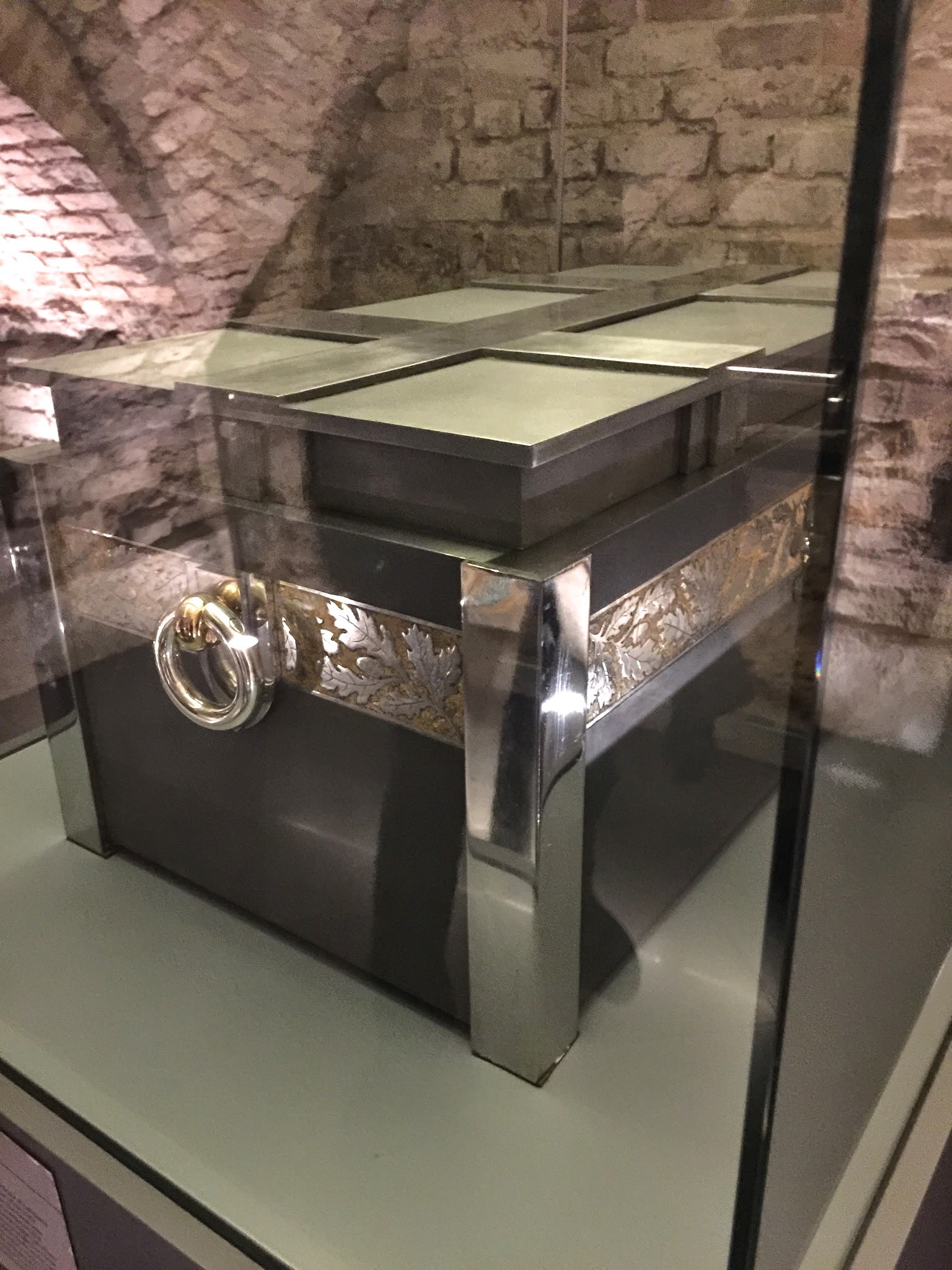 Ekskursija Vilniaus katedros požemiai sarkofagas Vytautas Didysis Sarkofagas Vytautui Didžiajam katedros požemiuose
