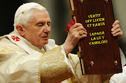 El vocero del Vaticano, Federico Lombardi, confirmó el anuncio: “El Papa ha . benedicto xvi apagã¡ la lãº vamolã³n