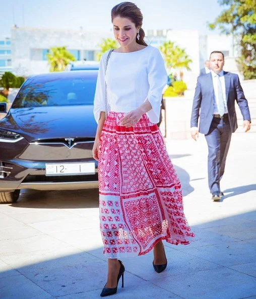 Queen Rania attended diploma presentation ceremony held for professional teachers. wore print skirt