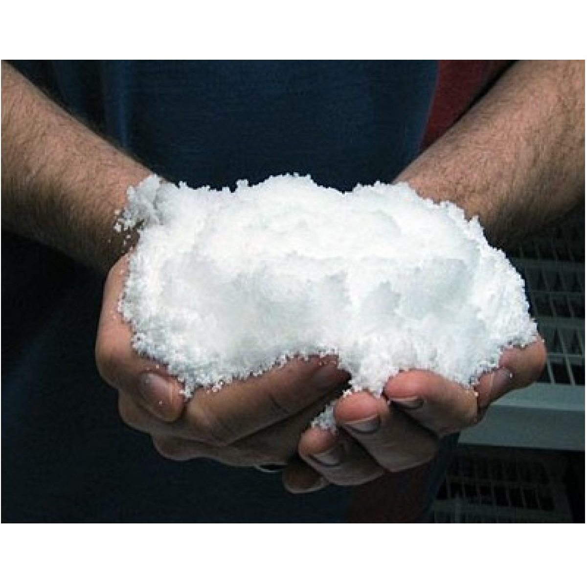 искусственный снег из соли. как сделать снег в мире. снежинки. имитация снега для поделок. снежинка из соли и клея.